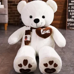 Ours en peluche mignon avec un cœur