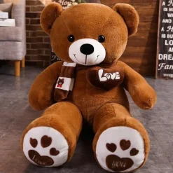 Ours en peluche mignon avec un cœur