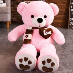 Ours en peluche mignon avec un cœur