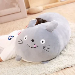 Peluche chat squishmallow gris qui tire la langue