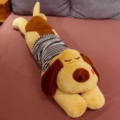 Peluche chien géant qui pote un t-shirt coloré