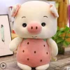 Peluche cochon déguisé en fraise
