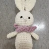 Peluche crochet lapin avec son écharpe rouge