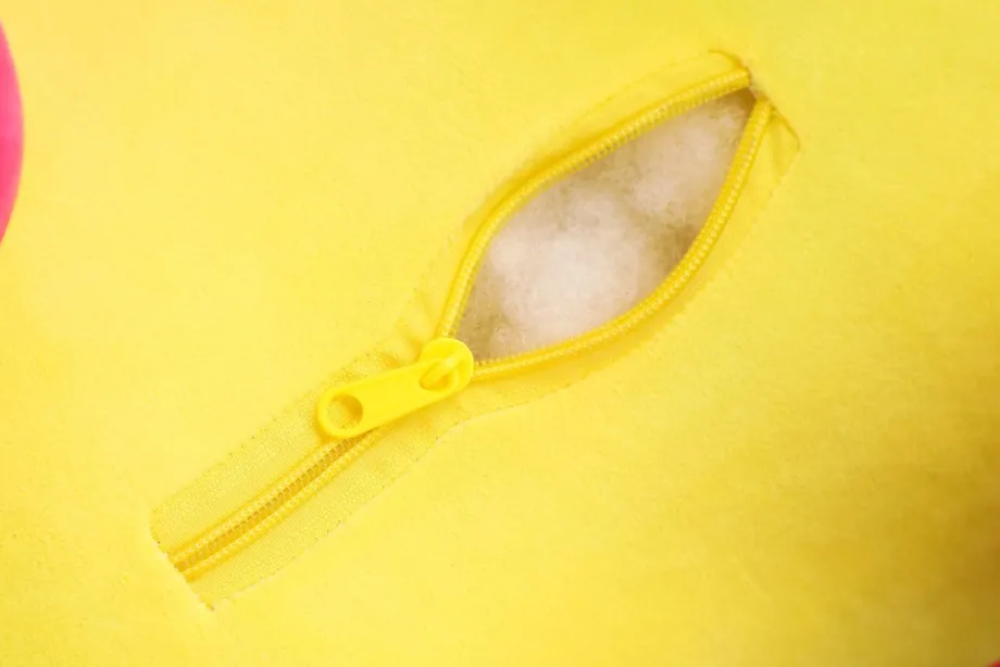 Peluche dinosaure triceratops aux couleurs vives