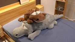 Peluche géante crocodile aux gros yeux