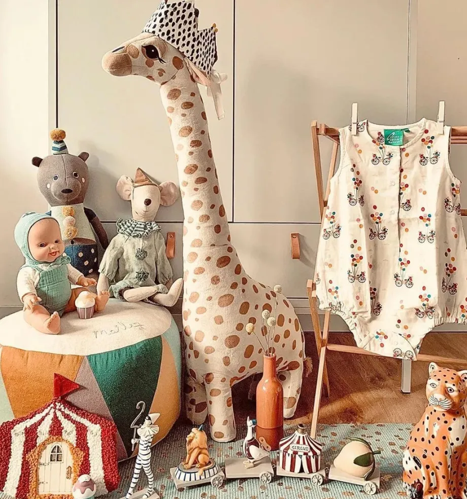 Peluche girafe au très long cou