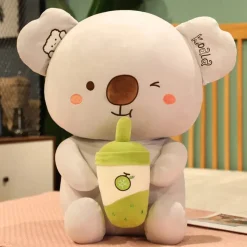 Peluche koala qui boit un bubble tea pomme