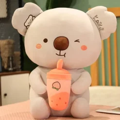 Peluche koala qui boit un bubble tea fraise
