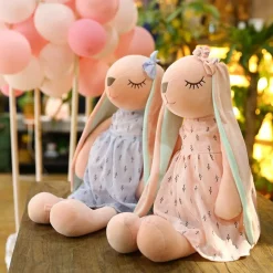 Peluche lapin aux longues oreilles