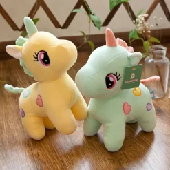 Peluche licorne multicolore avec des cœurs