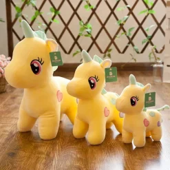 Peluche licorne multicolore avec des cœurs