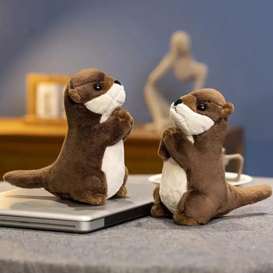 Peluche loutre aux mains jointes