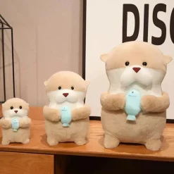 Peluche loutre tenant un poisson