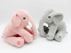 Peluche éléphant assis et content