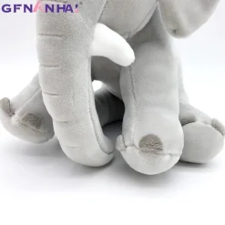 Peluche éléphant assis et content