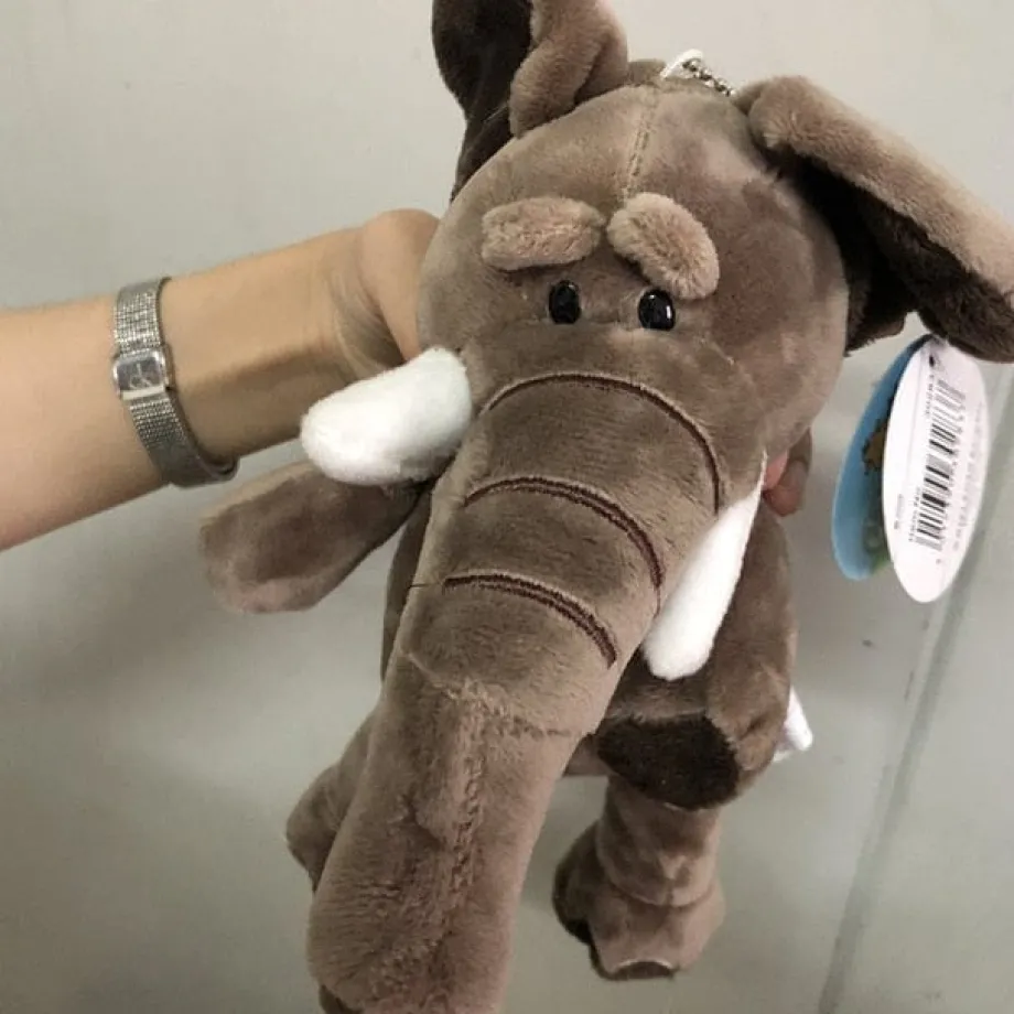 Peluche éléphant aux longues défenses