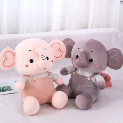 Peluche éléphant content en petite salopette