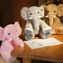 Peluche éléphant poilu aux petites défenses