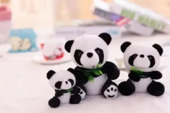 Peluche panda qui mange du bambou