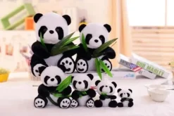 Peluche panda qui mange du bambou