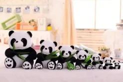 Peluche panda qui mange du bambou