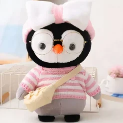 Peluche pingouin hiver doux avec pull rose tricoté