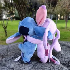 Peluche Stitch et Angel qui se câline