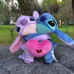 Peluche Stitch et Angel qui se câline