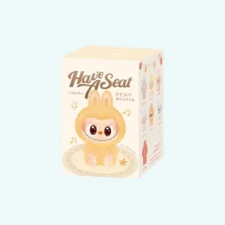 Peluche type Labubu assise boîte mystère