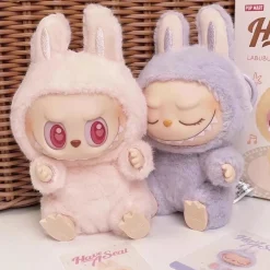 Peluche type Labubu assise boîte mystère