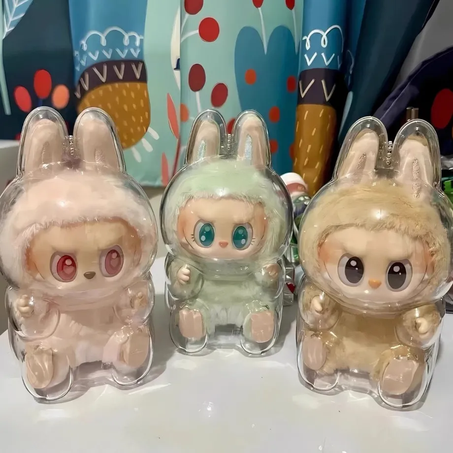 Peluche type Labubu assise boîte mystère