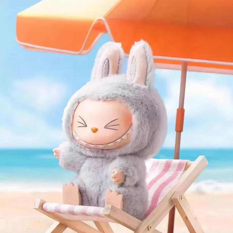 Peluche type Labubu assise boîte mystère