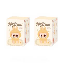 Peluche type Labubu assise boîte mystère