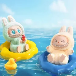 Peluche type Labubu assise boîte mystère