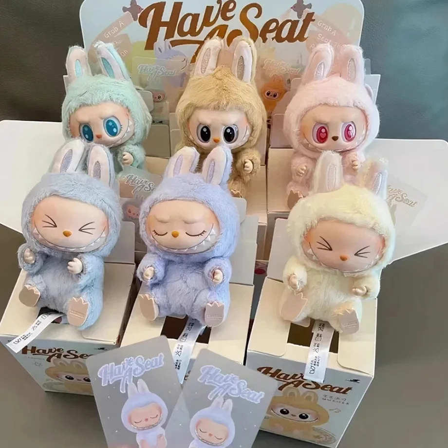 Peluche type Labubu assise boîte mystère