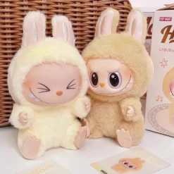 Peluche type Labubu assise boîte mystère