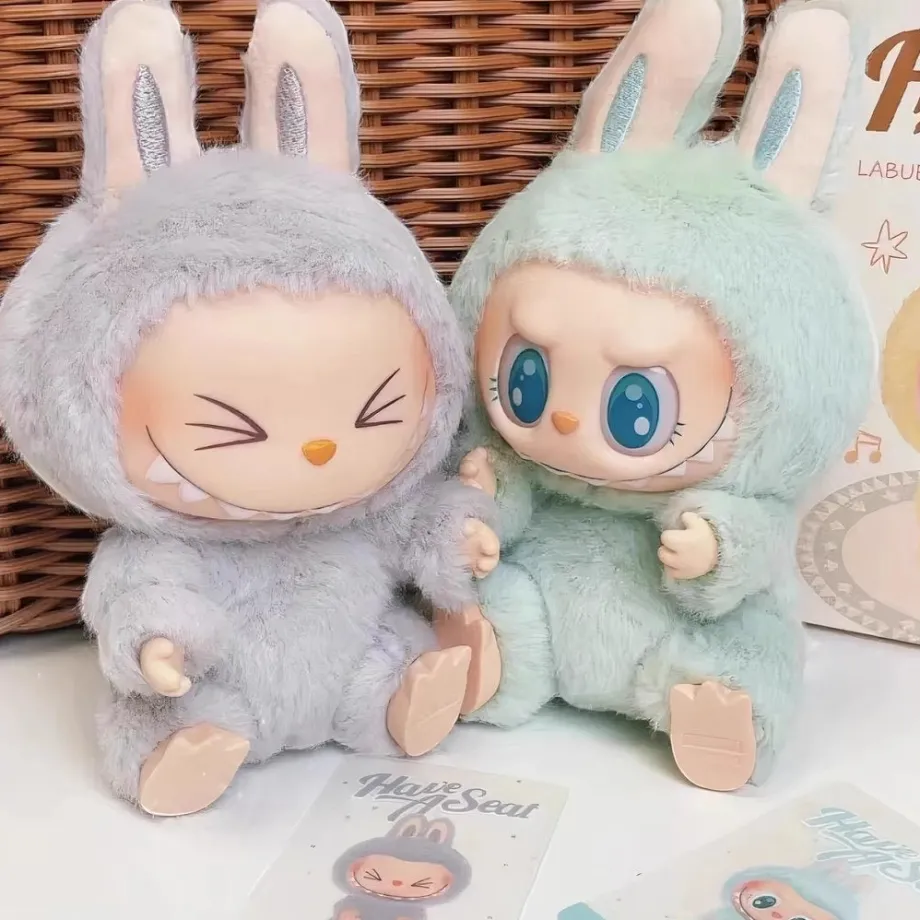Peluche type Labubu assise boîte mystère