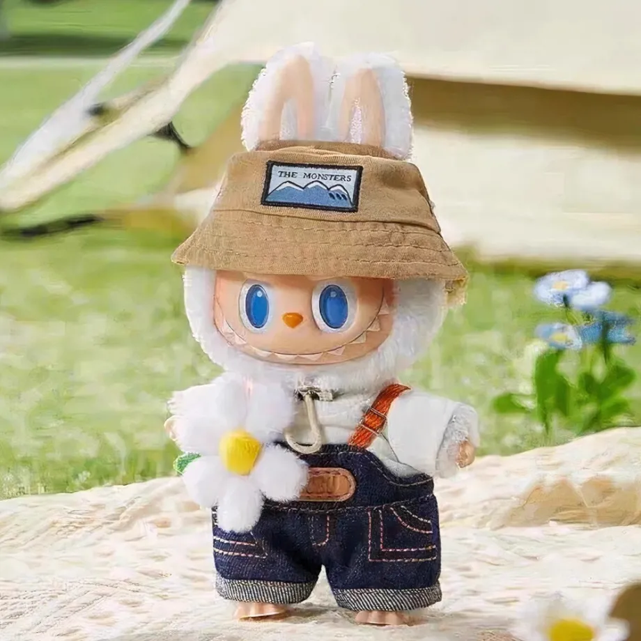 Peluche type Labubu blanc jardinier en salopette