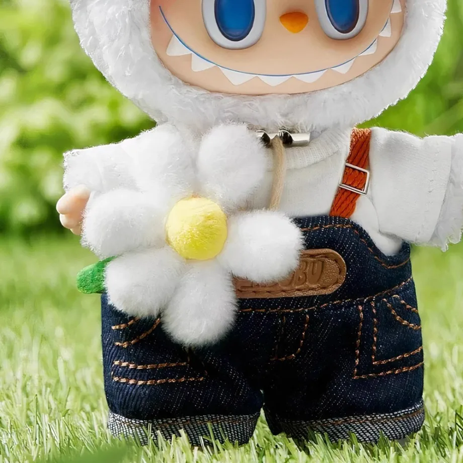 Peluche type Labubu blanc jardinier en salopette