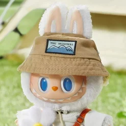 Peluche type Labubu blanc jardinier en salopette