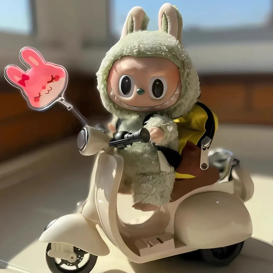 Peluche type Labubu debout boîte mystère