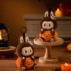 Peluche type Labubu marron et citrouille