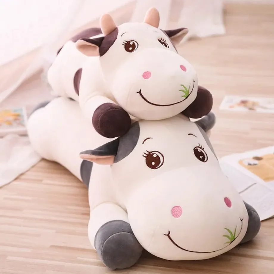 Peluche vache coloré qui broute de l'herbe