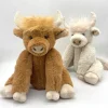 Peluche vache highland blanche avec couronne de fleurs